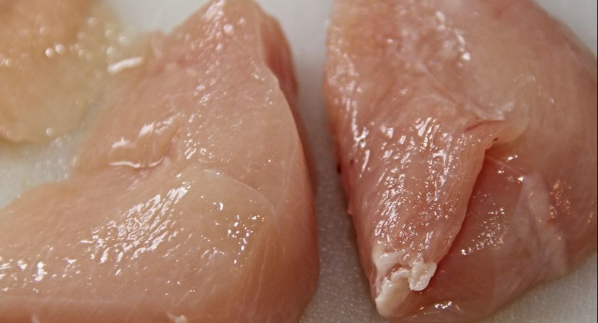 Salmonella w mięsie drobiowym. Producentem firma spod Ciechanowa