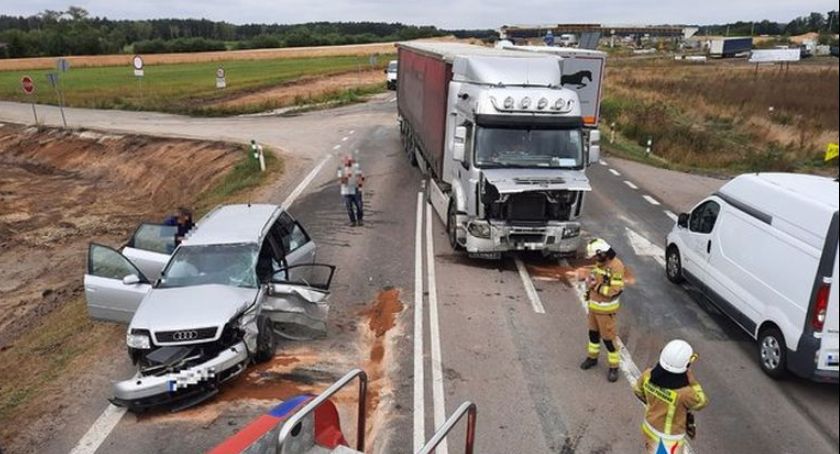 Zderzenie Audi z ciężarówką w powiecie ciechanowskim [zdjęcia]