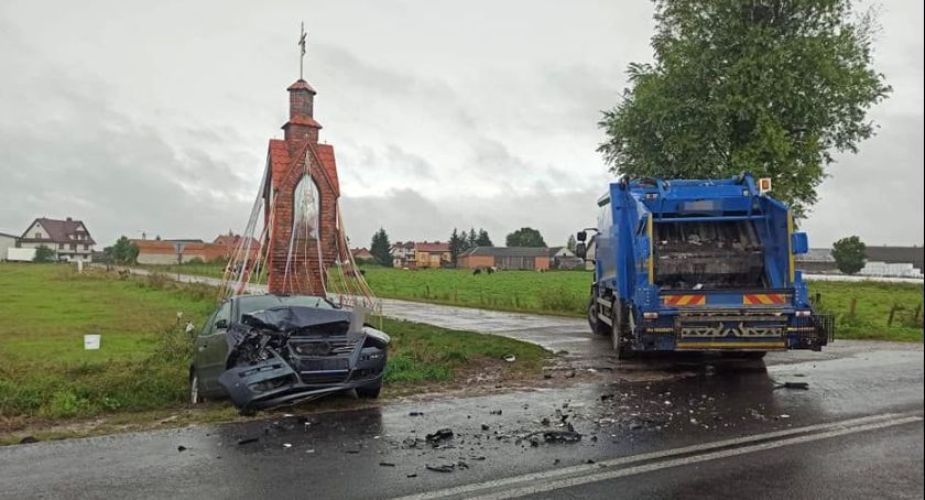 Wyprzedzała i zderzyła się z ciężarówką [zdjęcia]