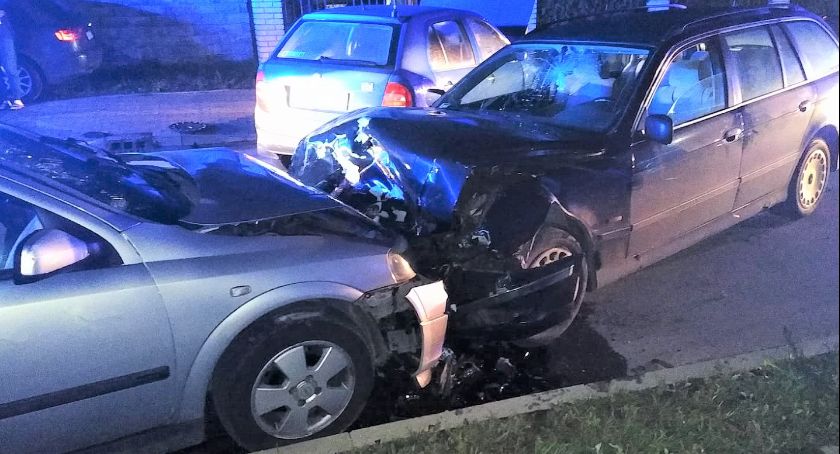 Uderzył w zaparkowane auto i spowodował wypadek. Był kompletnie pijany [zdjęcia]