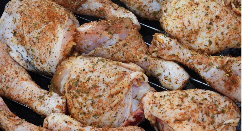 Bakterie w mrożonym mięsie. Produkt znika ze sklepów