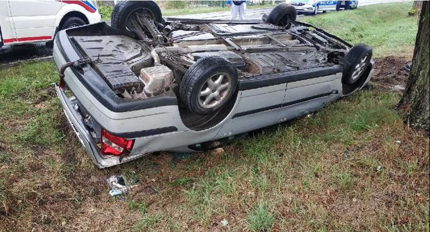 Volvo dachowało w rowie [zdjęcia]