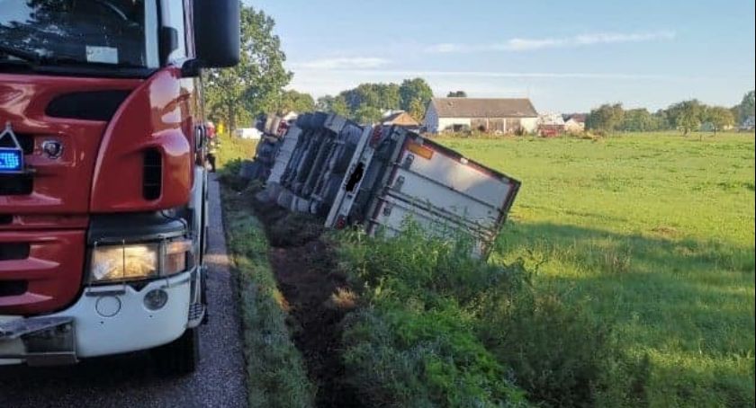 Chciał uniknąć zderzenia, wywrócił pojazd na poboczu