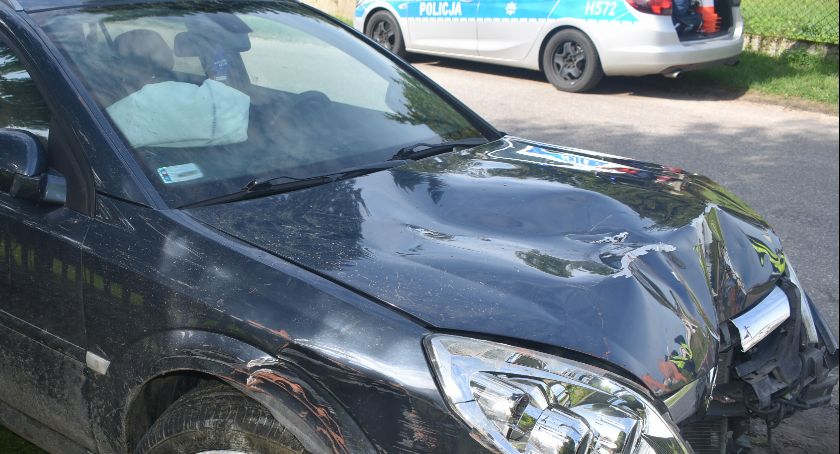 Opel uderzył w ogrodzenie. Za kierownicą pijana ciechanowianka bez prawa jazdy