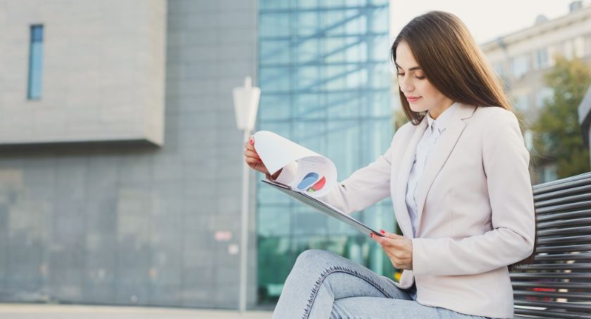 Modne marynarki do pracy – jak skomponować z nimi idealną stylizację?