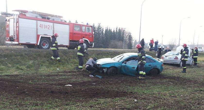 Kraksa na pętli miejskiej. Mazda uderzyła w Hondę podczas wyprzedzania (zdjęcia)
