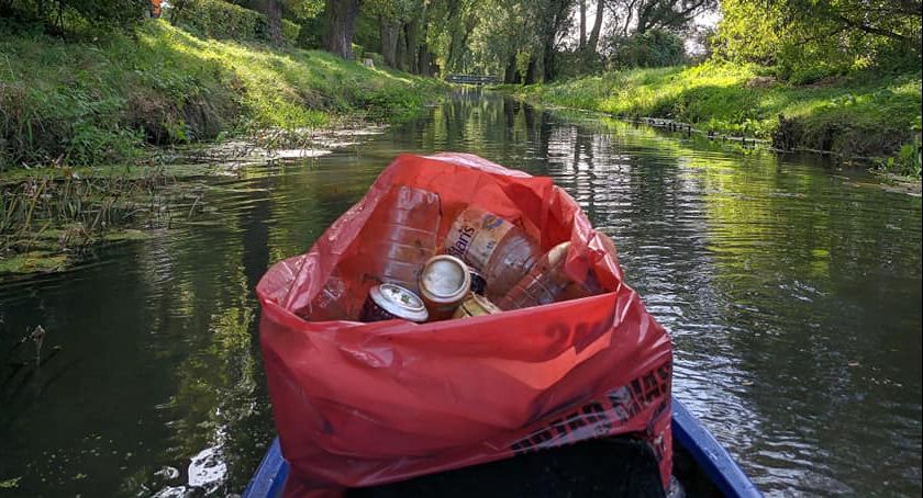 Śmieci w rzece. Kto odpowiada za sprzątanie Łydyni?