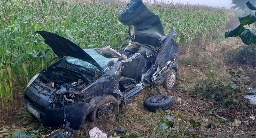 Fiat rozbił się o drzewo [zdjęcia]