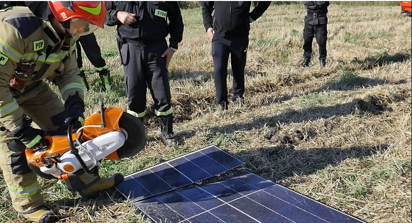 Jakie zagrożenie stwarzają instalacje fotowoltaiczne? Działania ciechanowskich strażaków [zdjęcia]