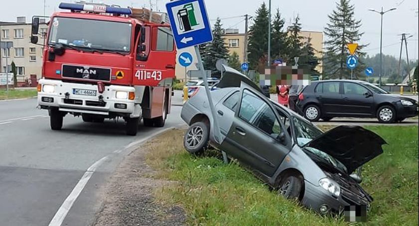 Uderzył w latarnię przy rondzie i wjechał do rowu [zdjęcia]