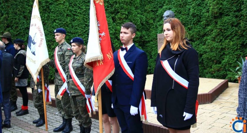 Ponowne poświęcenie sztandaru i odsłonięcie tablicy - ważne wydarzenia dla I LO [zdjęcia]