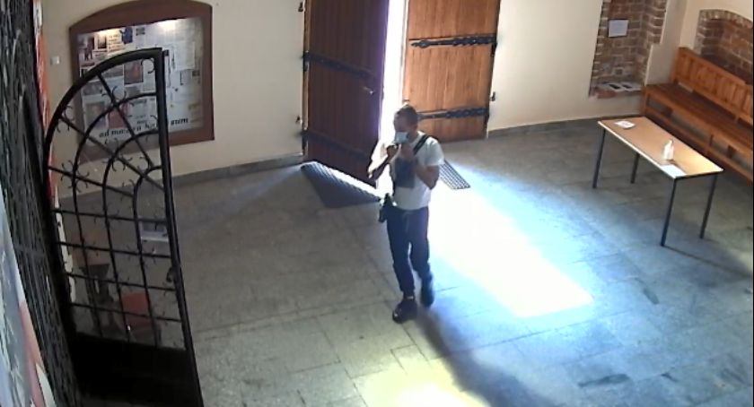 Policja szuka tego mężczyzny. Ukradł pieniądze z kościelnej skarbonki [zdjęcia]