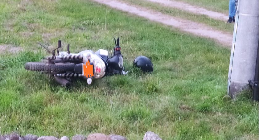 Młody motorowerzysta wjechał do rowu. Był kompletnie pijany