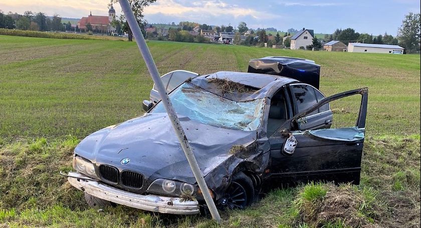 BMW dachowało w rowie [zdjęcia]