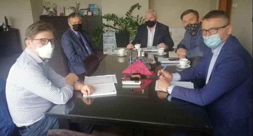Bezpłatne testy i maseczki w szkołach. Rekomendacje Powiatowego Zespołu Zarządzania Kryzysowego