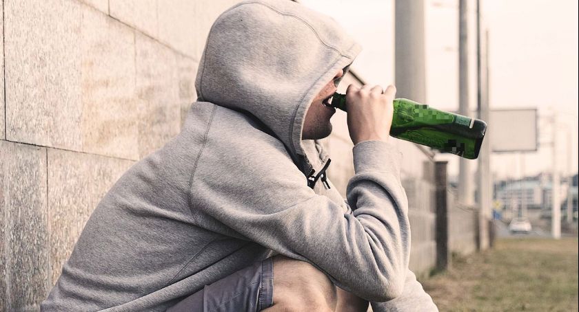 Piją, hałasują, są wulgarni. Klienci sklepu uprzykrzają życie mieszkańcom