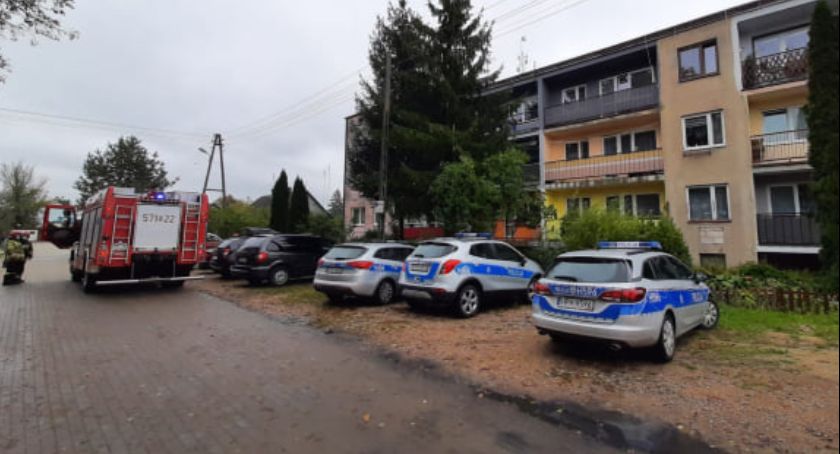 Podejrzany pakunek w bloku. Ewakuowano mieszkańców