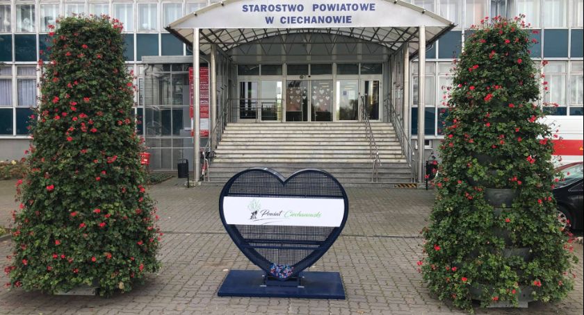 Serce na nakrętki przed budynkiem Starostwa [zdjęcia]