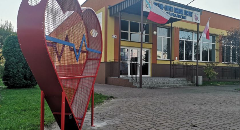 Nie jedno, a trzy. W Glinojecku stanęły serca na nakrętki [zdjęcia]