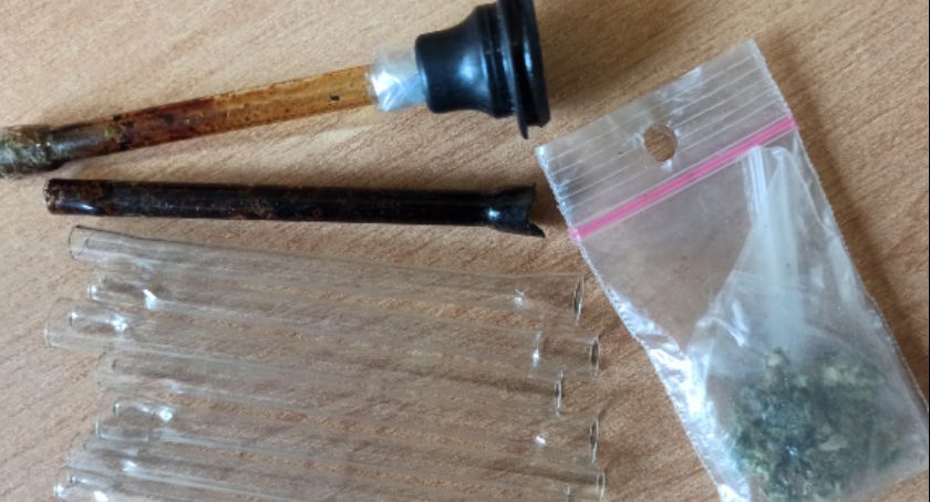 Posiadał narkotyki i udzielał je innym osobom. Nastolatek w rękach policji