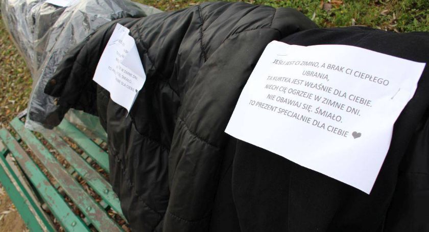 Przynieś kurtkę do parku i pomóż bezdomnym