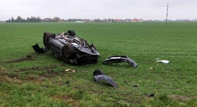 Wyprzedzał Mustangiem i dachował
