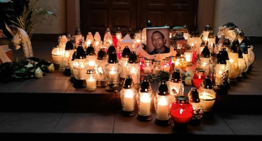 Uczniowie żegnają swojego nauczyciela