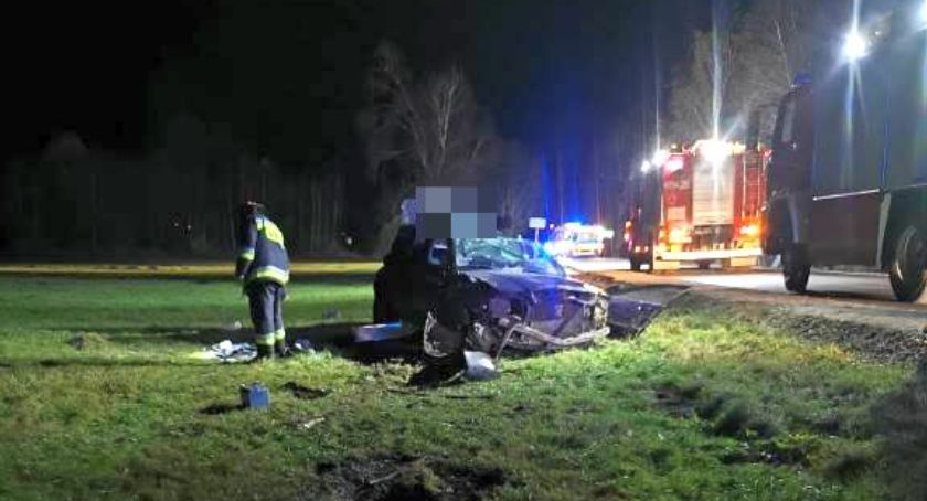 Pod Ciechanowem dachowało Audi. Pijany kierowca był uwięziony w pojeździe