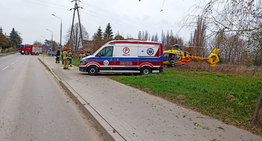 Nieprzytomny mężczyzna w aucie. Wezwano śmigłowiec LPR [zdjęcia]