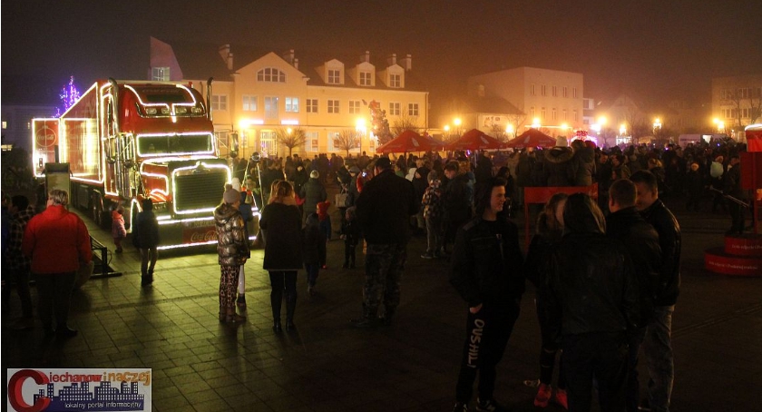 Ciężarówka Coca-Coli znów zaparkowała przed ciechanowskim ratuszem (zdjęcia)