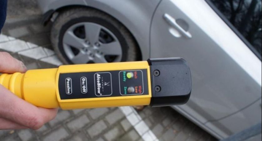 Zamknął się w aucie i chciał odjechać w trakcie interwencji. Pijany kierowca zatrzymany w Ciechanowie
