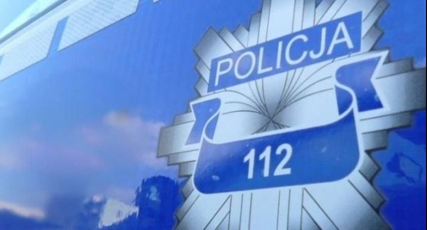 [AKTUALIZACJA] Uszkodziła drzwi w ciechanowskiej szkole. Szuka jej policja