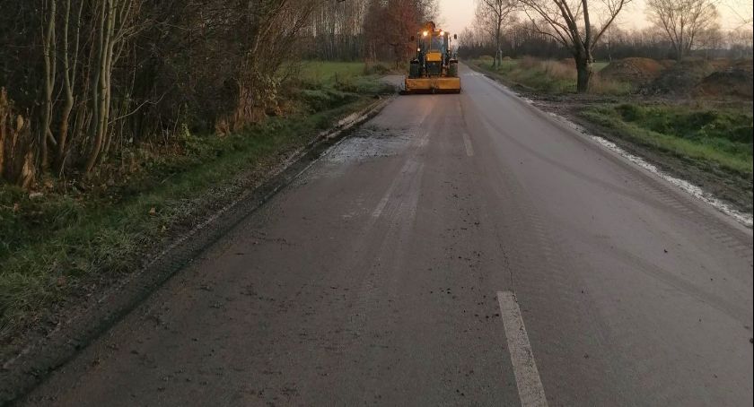 Błoto na drodze powiatowej pod Ciechanowie. Sprawca ustalony, musiał posprzątać [zdjęcia]