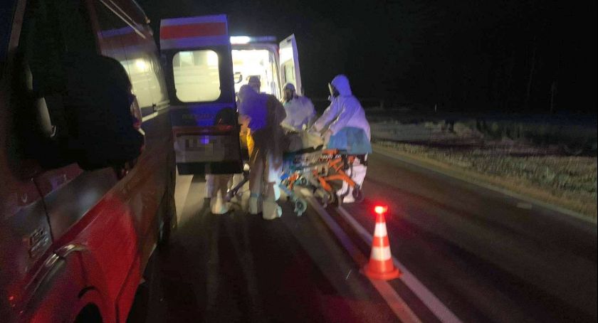 Zderzenie karetki z dostawczakiem. Przewozili chorego na covid pod respiratorem [zdjęcia]