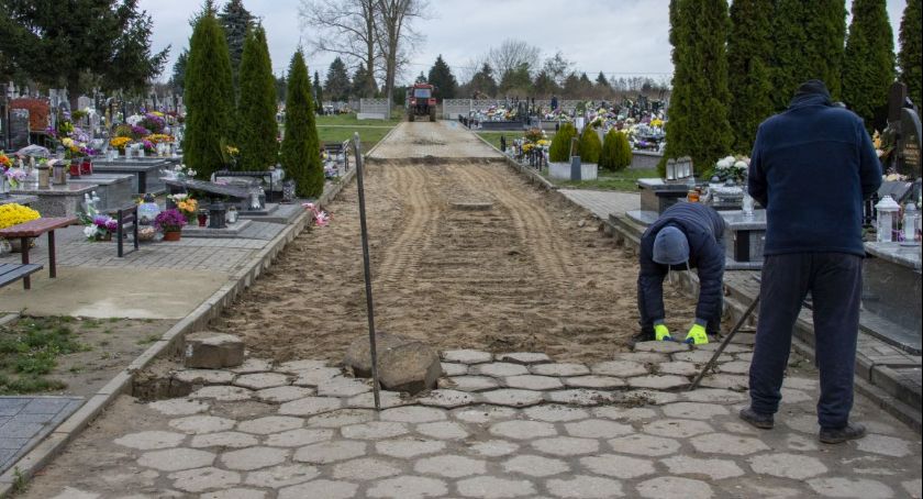 Remontują aleję na ciechanowskim cmentarzu