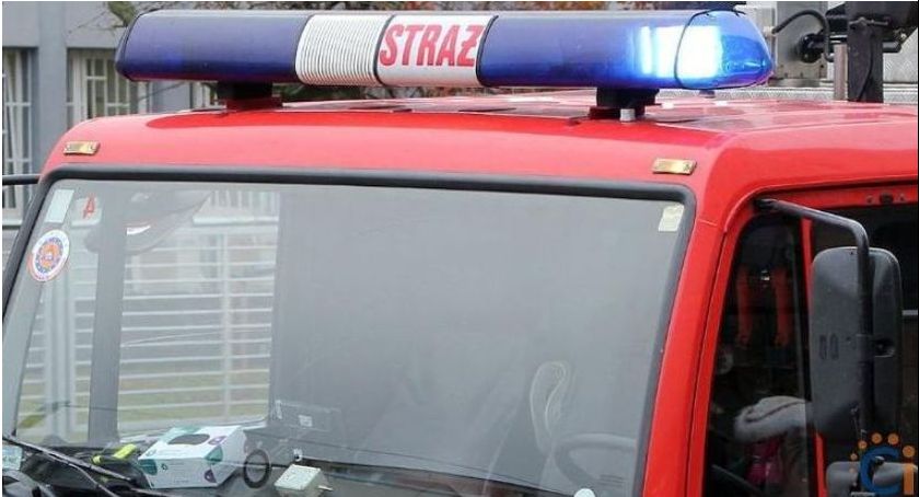 Nie miała kontaktu z mieszkanką bloku. Wezwała straż pożarną
