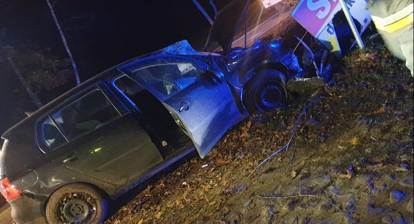 Volkswagen uderzył w przydrożne drzewo [zdjęcia]