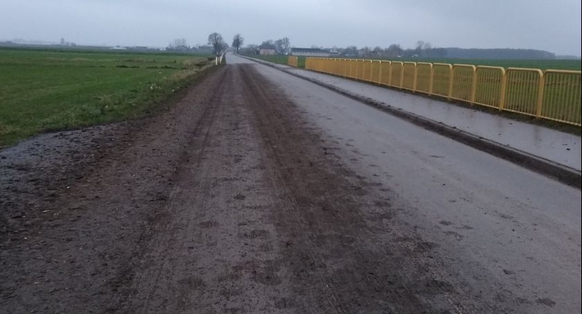 Uważajcie na drodze Ciechanów-Opinogóra. Policja i PZD ustalają sprawców [zdjęcia]