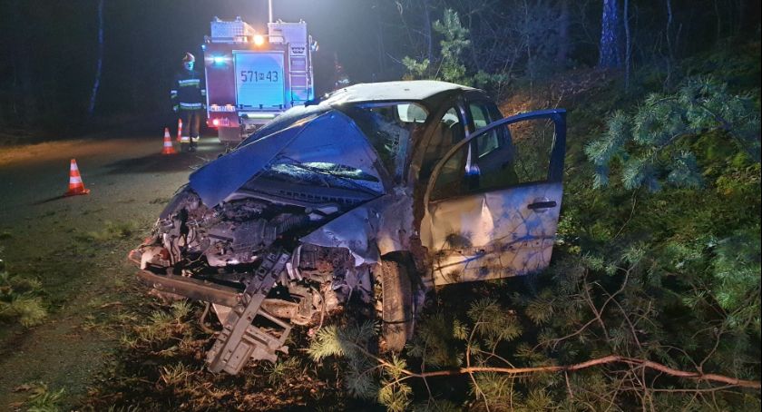 Uderzył w drzewa i dachował. Młody kierowca zginął w wypadku [zdjęcia]