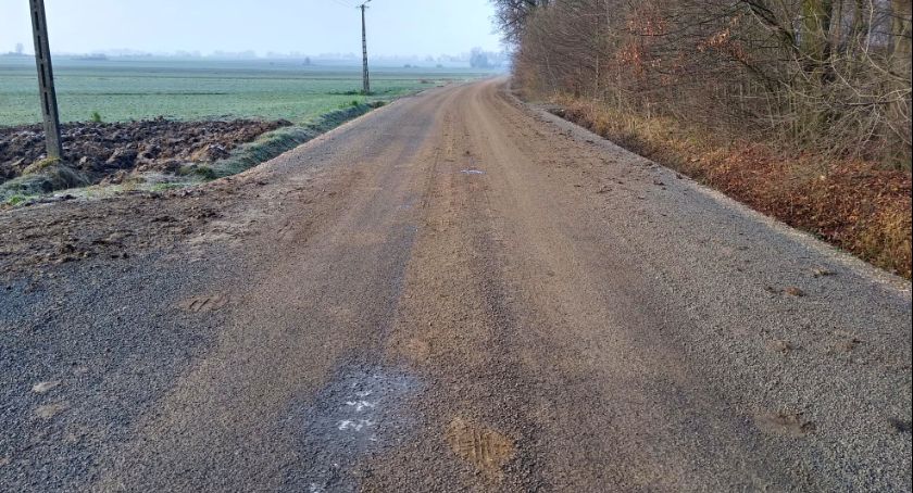 Przebudowana niedawno droga jest teraz w takim stanie. Sprawę zgłoszono policji