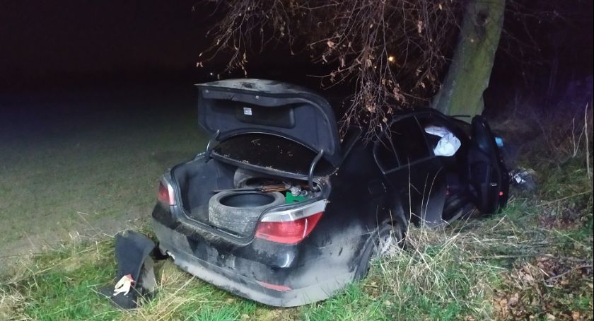 BMW uderzyło w drzewo w powiecie ciechanowskim. Młody kierowca był nietrzeźwy [zdjęcia]