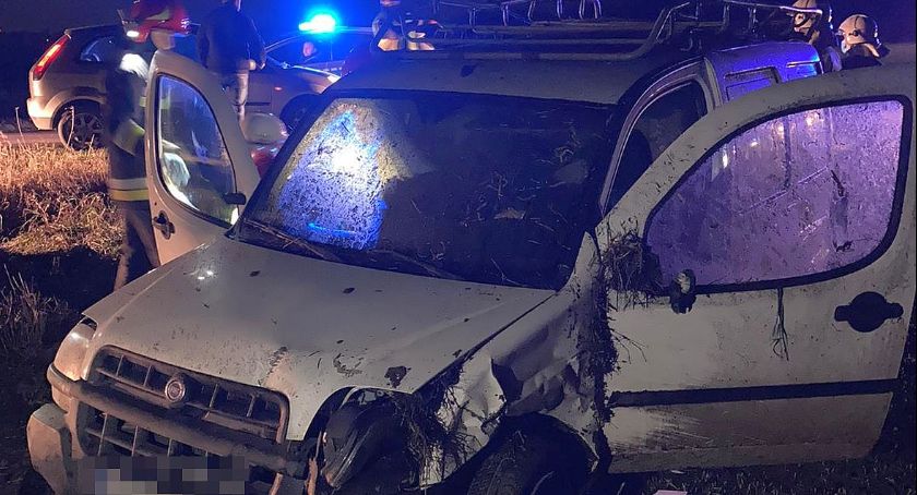 Fiat wywrócił się pod Ciechanowem [zdjęcia]