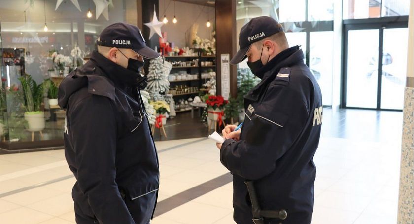 Mandaty za łamanie obostrzeń. Policjanci kontrolują galerie handlowe