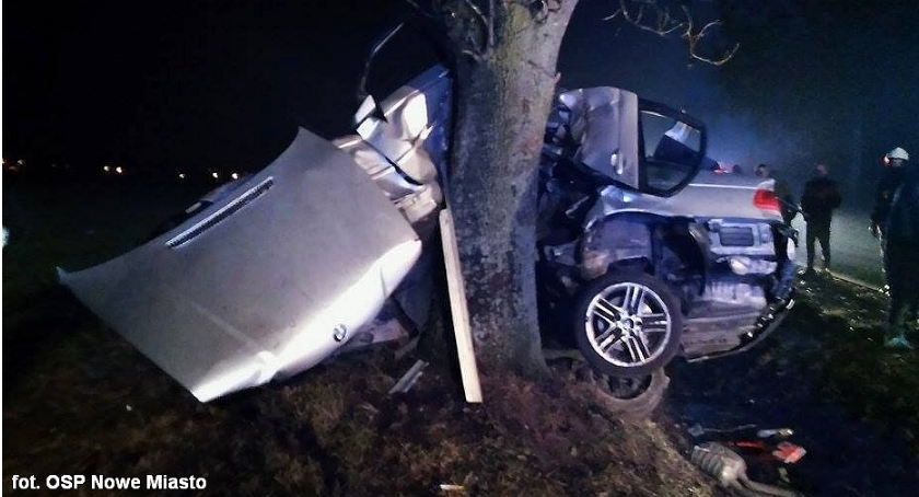 O krok od tragedii. BMW owinęło się wokół drzewa (zdjęcia)
