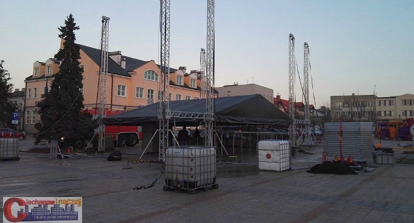Przed ratuszem trwają przygotowania do imprezy sylwestrowej. Start koncertu w sobotę o 22:30