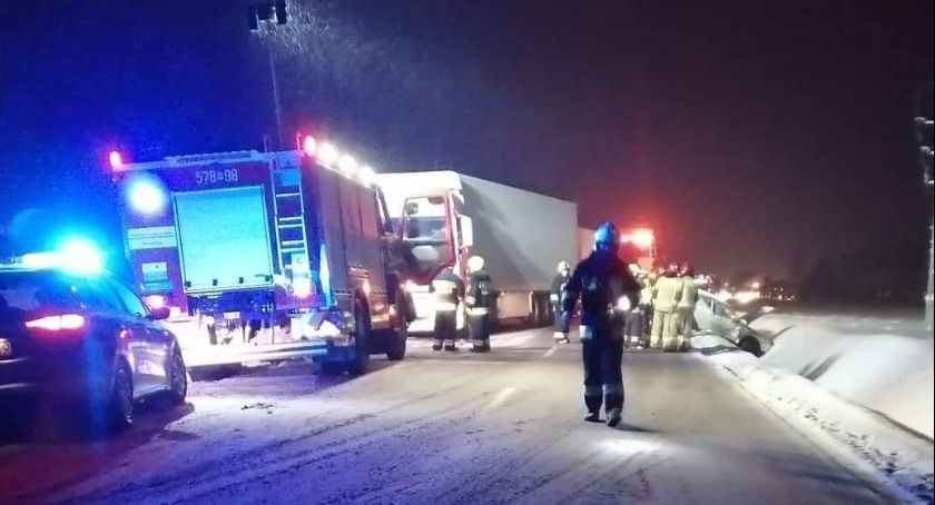 Wpadł w poślizg i zderzył się z ciężarówką