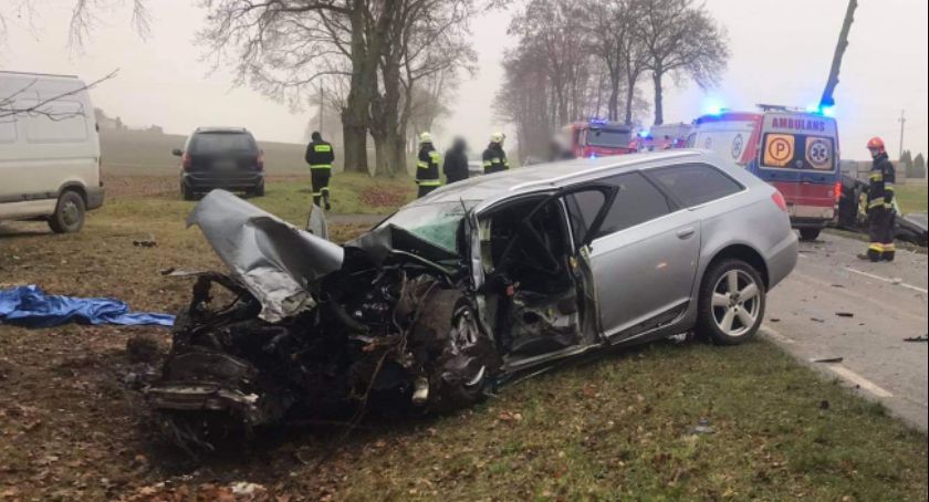 Z ostatniej chwili: Zablokowana droga po czołowym zderzeniu osobówek [zdjęcia]