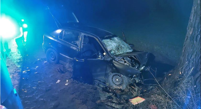 Opel uderzył w przydrożne drzewo [zdjęcia]