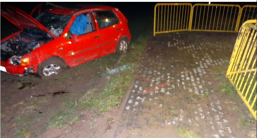 Volkswagen dachował na polu