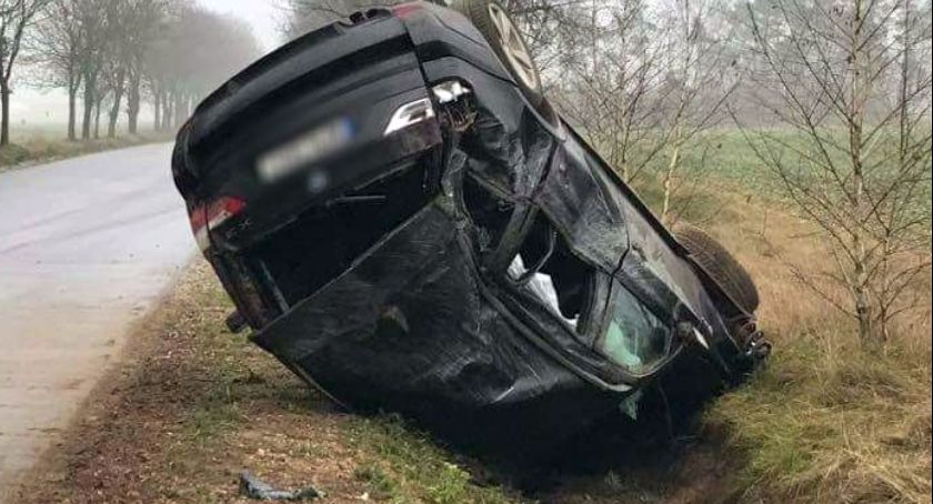 Dachowanie BMW. Za kierownicą 50-latka [zdjęcia]